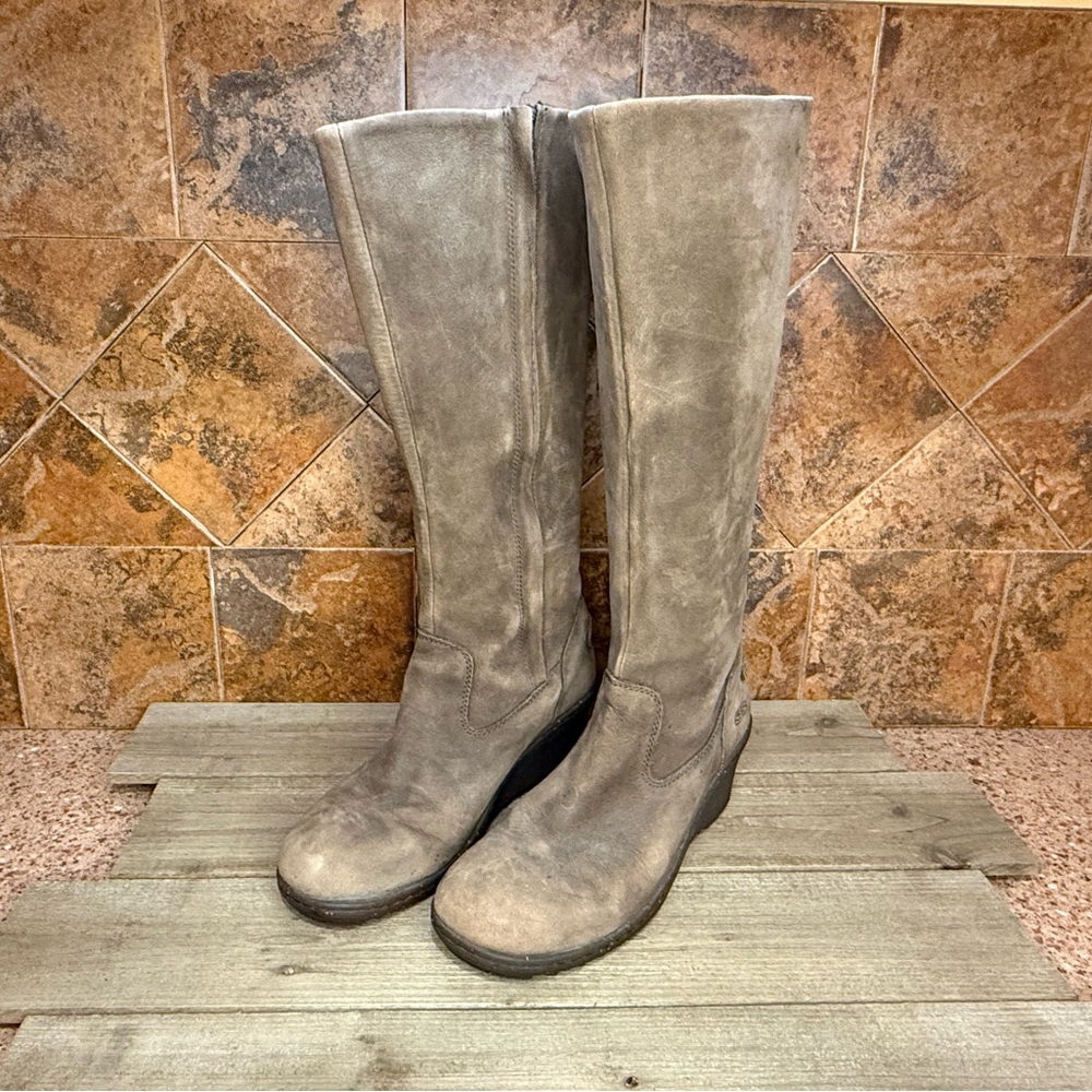 Keen Akita tall calf boots